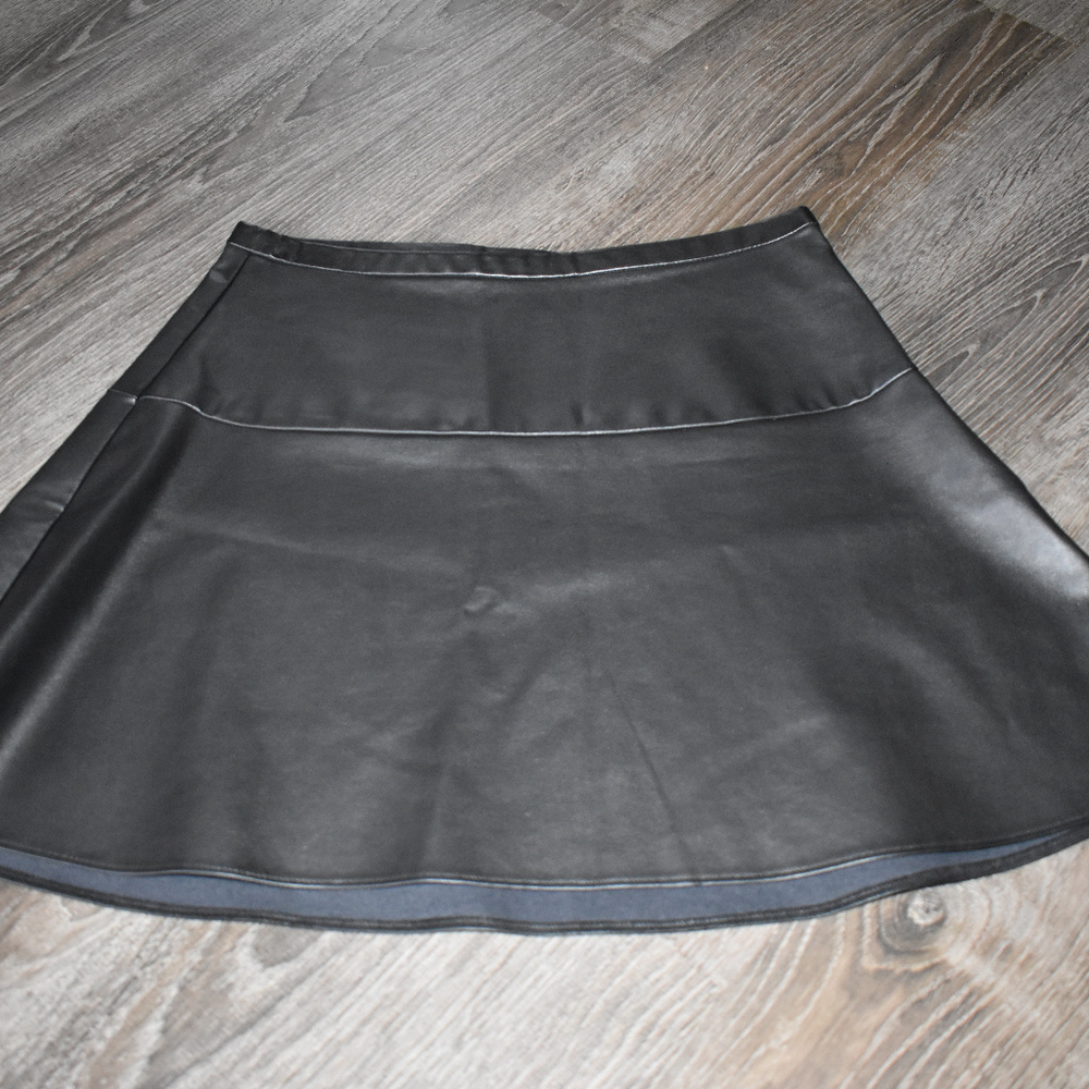 Black Pleather Skirt, Sz 2, Old Navy Side Zip